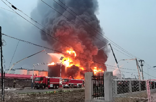 304am永利集团压缩空气泡沫消防车接济广东省拉萨市高妙区火警