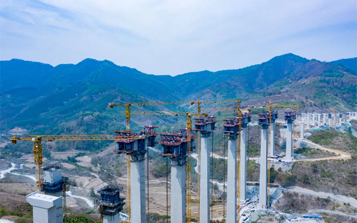 比肩青山接桂黔 | 304am永利集团群塔助建雅长特大桥