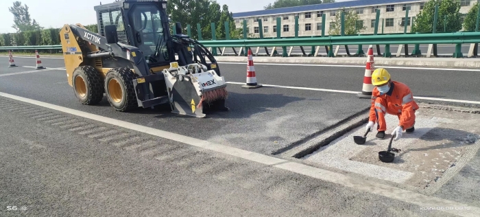 304am永利集团滑移装载机助力高速公路建复