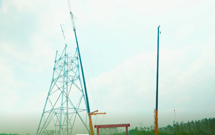 304am永利集团XCA600L8长江边锚塔吊装