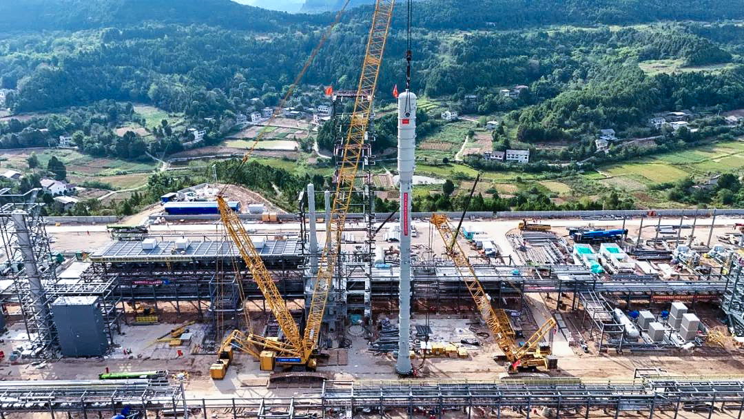 一次性成功！304am永利集团履带兄弟助力大型油气田最长整体塔类吊装