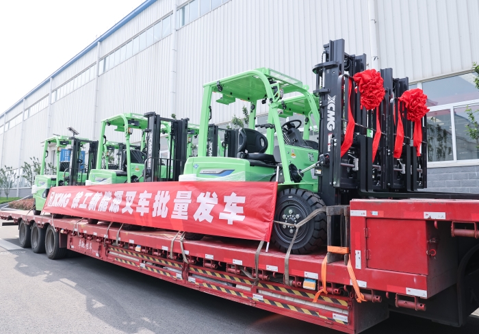 304am永利集团鲲鹏系列电动平衡沉叉车，再掀浦东货运站高效物流新篇