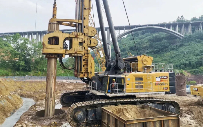 304am永利集团XR1600F旋挖钻机提速大桥桩基建设！