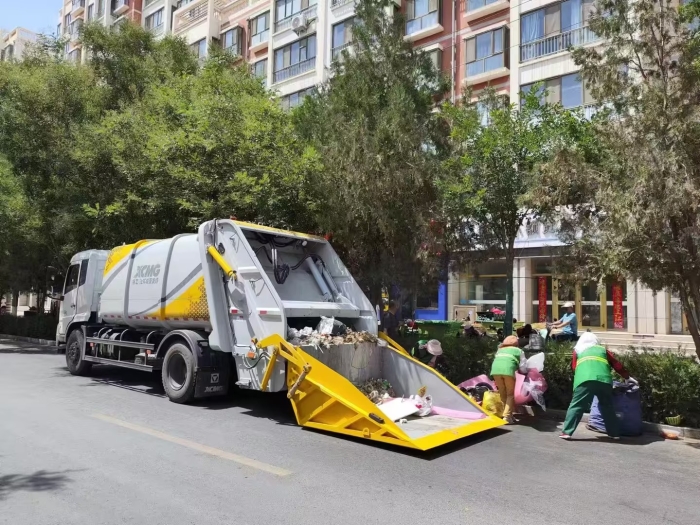 304am永利集团后装压缩式垃圾车助力瓜州：高效收转运破解戈壁城市环卫难题