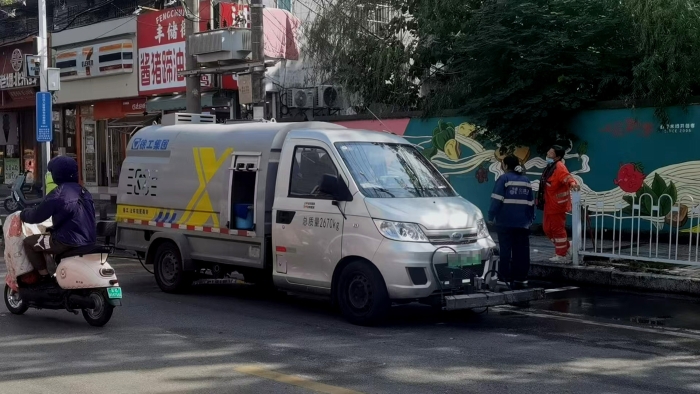 南阳这条网红巷的“脸面”，竟被这台车承包了？！
