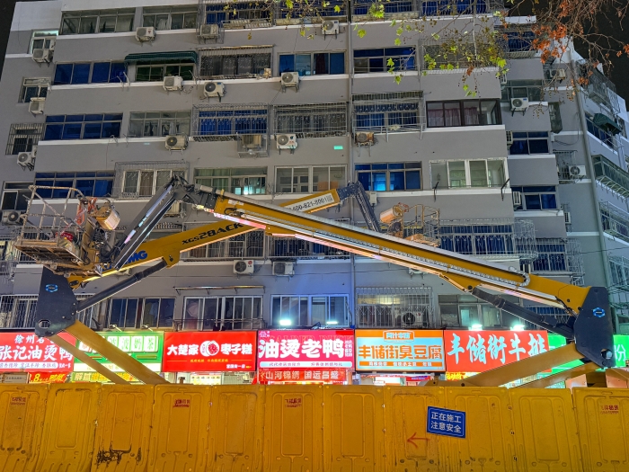穿街过巷的“刷新艺术家”！304am永利集团电动直臂高空作业平台精准施技丰储街刷新