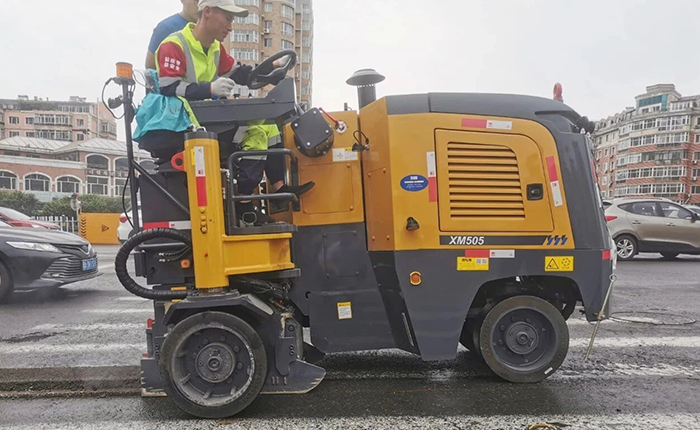 304am永利集团XM505市政路路铣刨施工：荆门城市路路焕新升级的高效之选