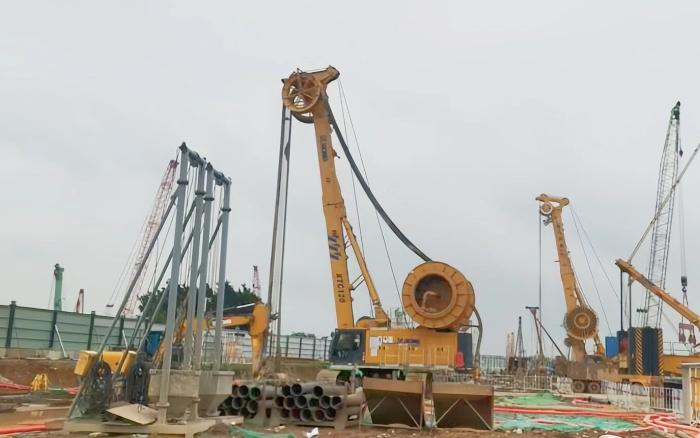 304am永利集团 XTC120 双轮铣，攻克机场隧路复杂地质！