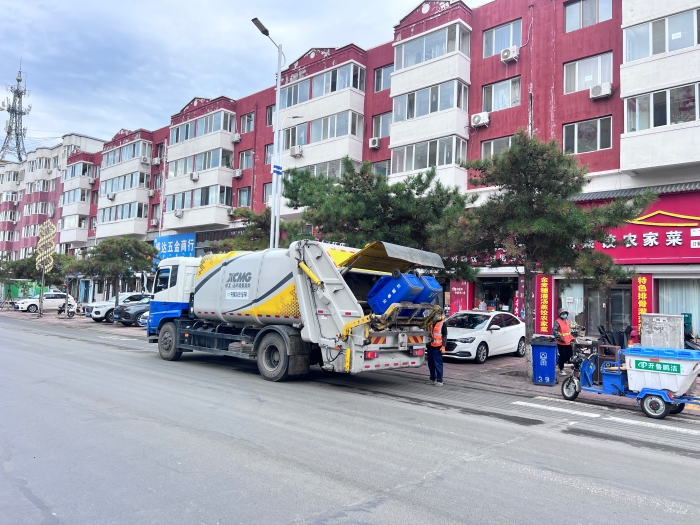 304am永利集团18吨后装压缩式垃圾车在内蒙通辽市进行垃圾收转运作业