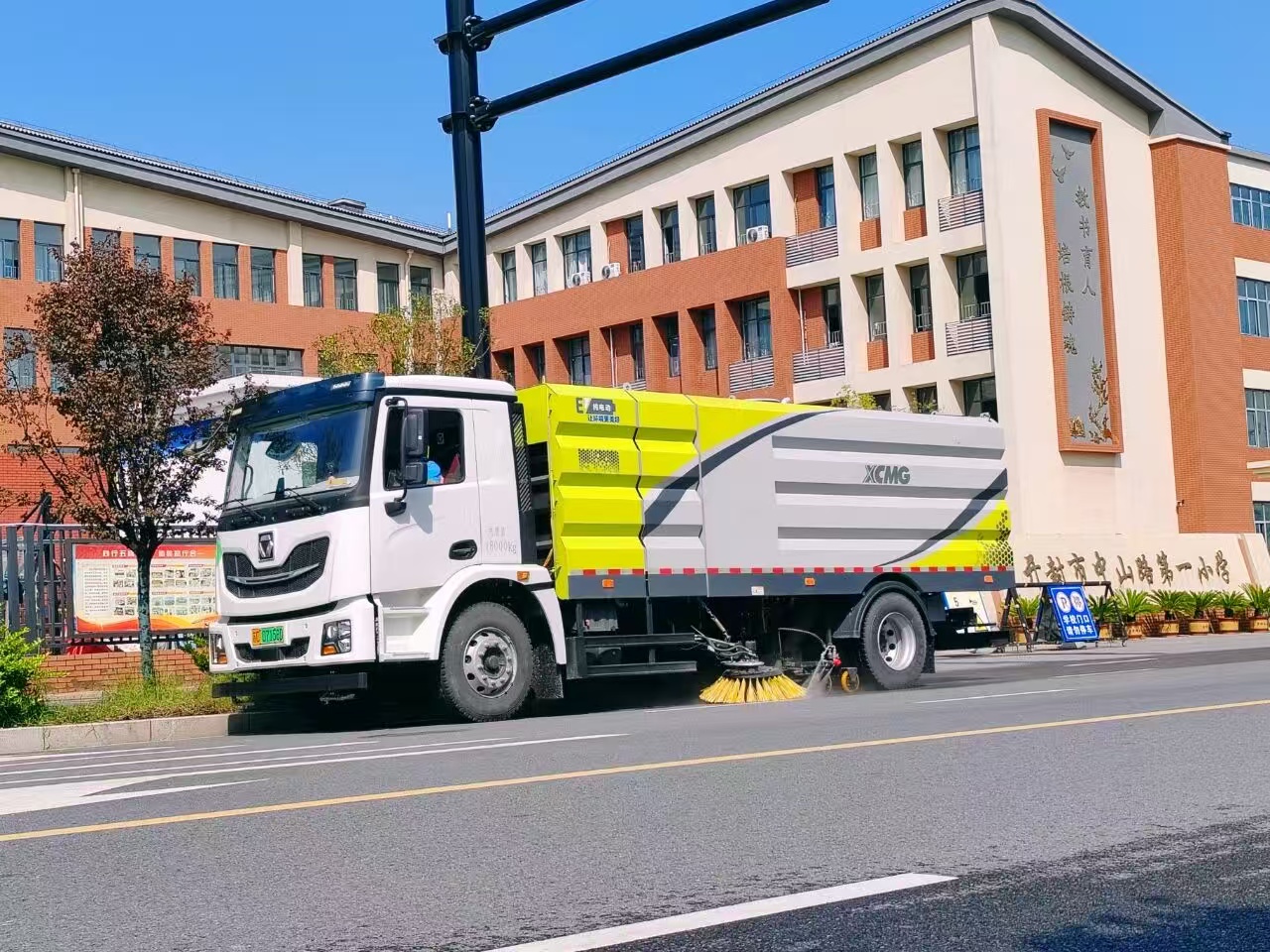 304am永利集团洗扫车“硬核出击”，开封榆林路焕新升级