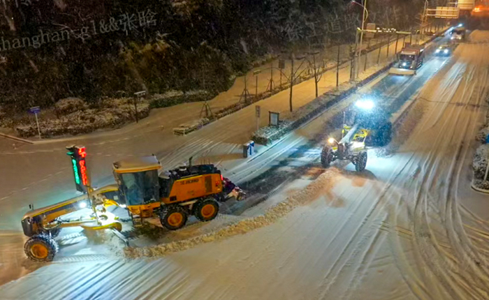 暴雪来袭！数十台平地机集体出动，守护出行安全