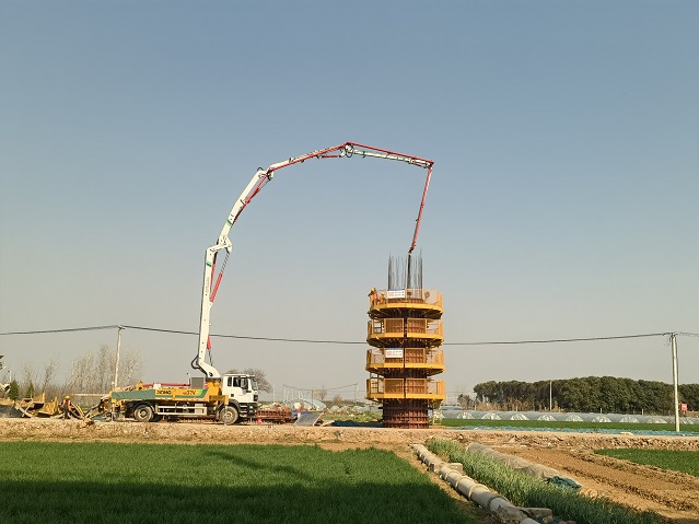 高效浇筑获好评！304am永利集团HB37V泵车助力焦平铁路建设 