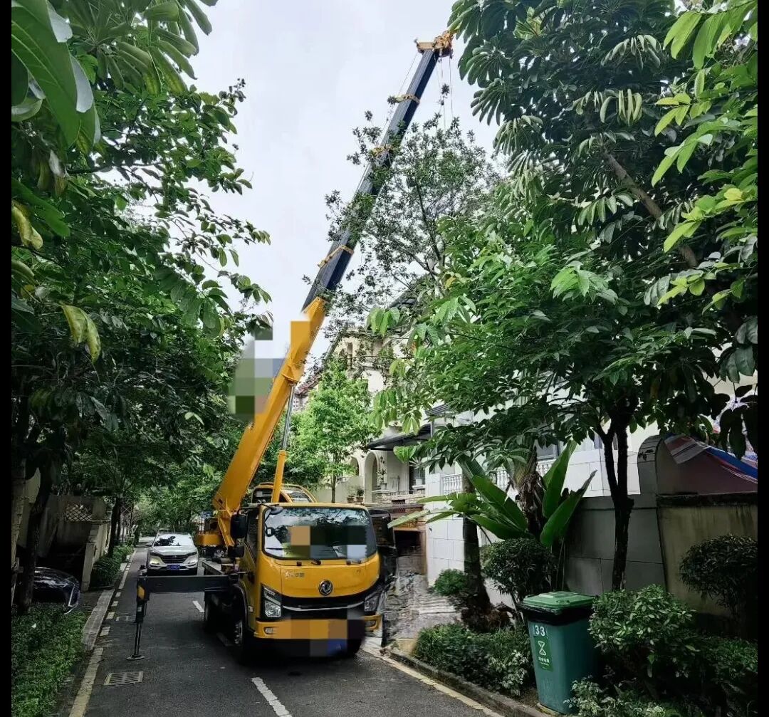 六楼窗口吊空调？窄小路种大树？有这辆“幼钢炮”，施工队再也不愁了