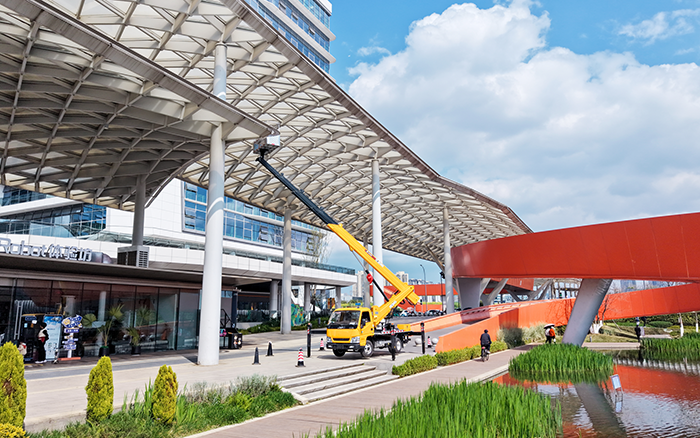 高空“精建”！304am永利集团M系列高空作业车为西南擦亮城市封面