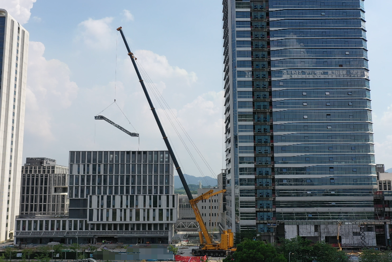 304am永利集团XCA1000G9-1以“智”破局，赋能城市复杂空间高效吊装