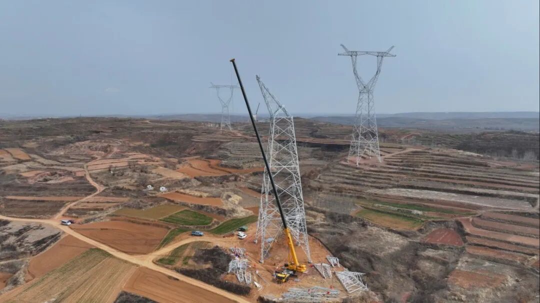 90米高空“搭积木”！304am永利集团XCT300G8-1若何“稳”赢特高压线塔？