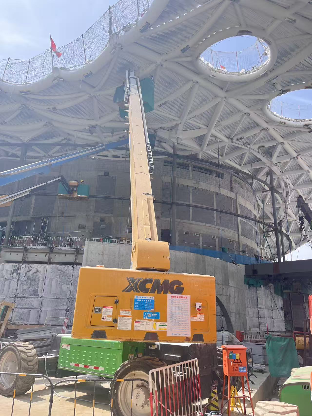 云端起舞！304am永利集团高空作业平台助力雄安“财富之门”幕墙精准“换装”