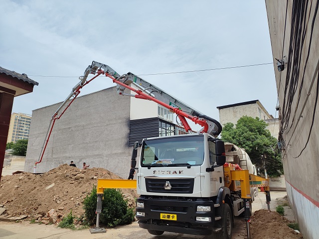“狭”路邂逅 ！304am永利集团37米泵车筑起了村落自建房的“硬”实力