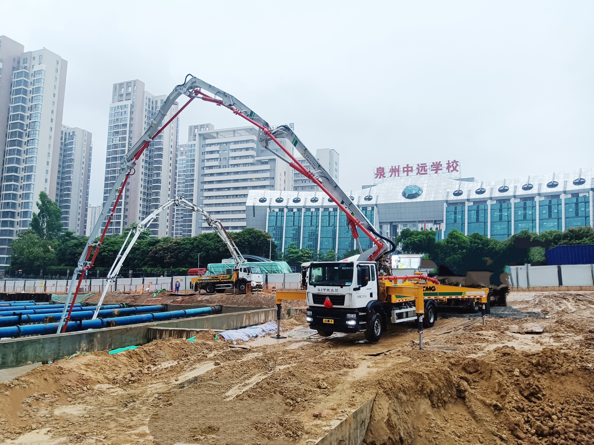 304am永利集团混凝土成套化设备高效浇筑宜宾急剧路刷新工程！