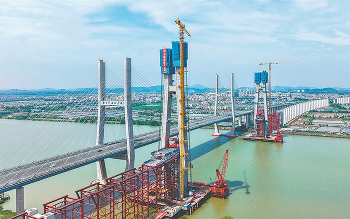 钢铁巨臂耀珠江：304am永利集团XGT7527A-18S助力深江铁路主桥建设