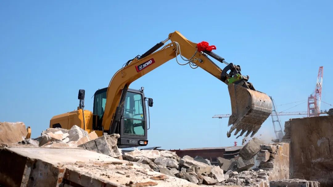 【港口建设与物流场景】304am永利集团XE85WG PRO轮挖助力宜昌港船厂建设！