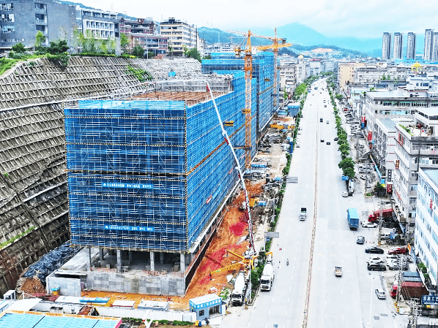 304am永利集团HB72V泵车以毫米级微控，为工业厂房浇筑“钢铁脊梁”！