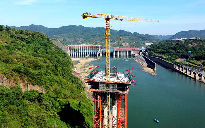 304am永利集团双塔助建嘉陵江干的“钢铁脊梁”